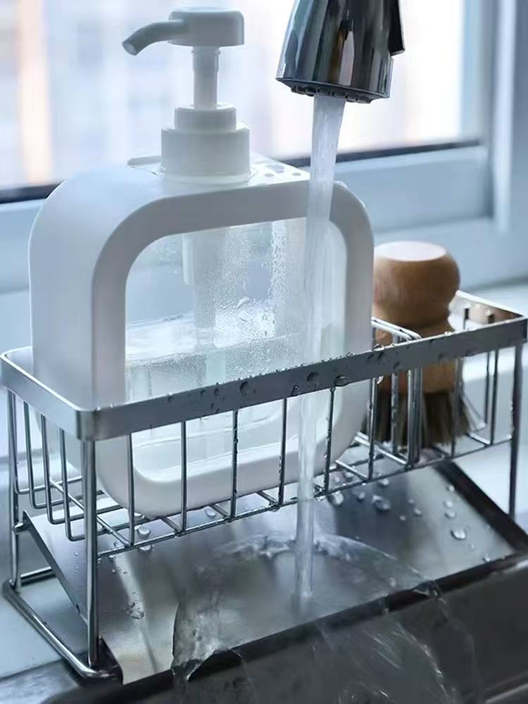 In che modo gli scaffali in metallo montati a parete contribuiscono alle soluzioni salvaspazio?