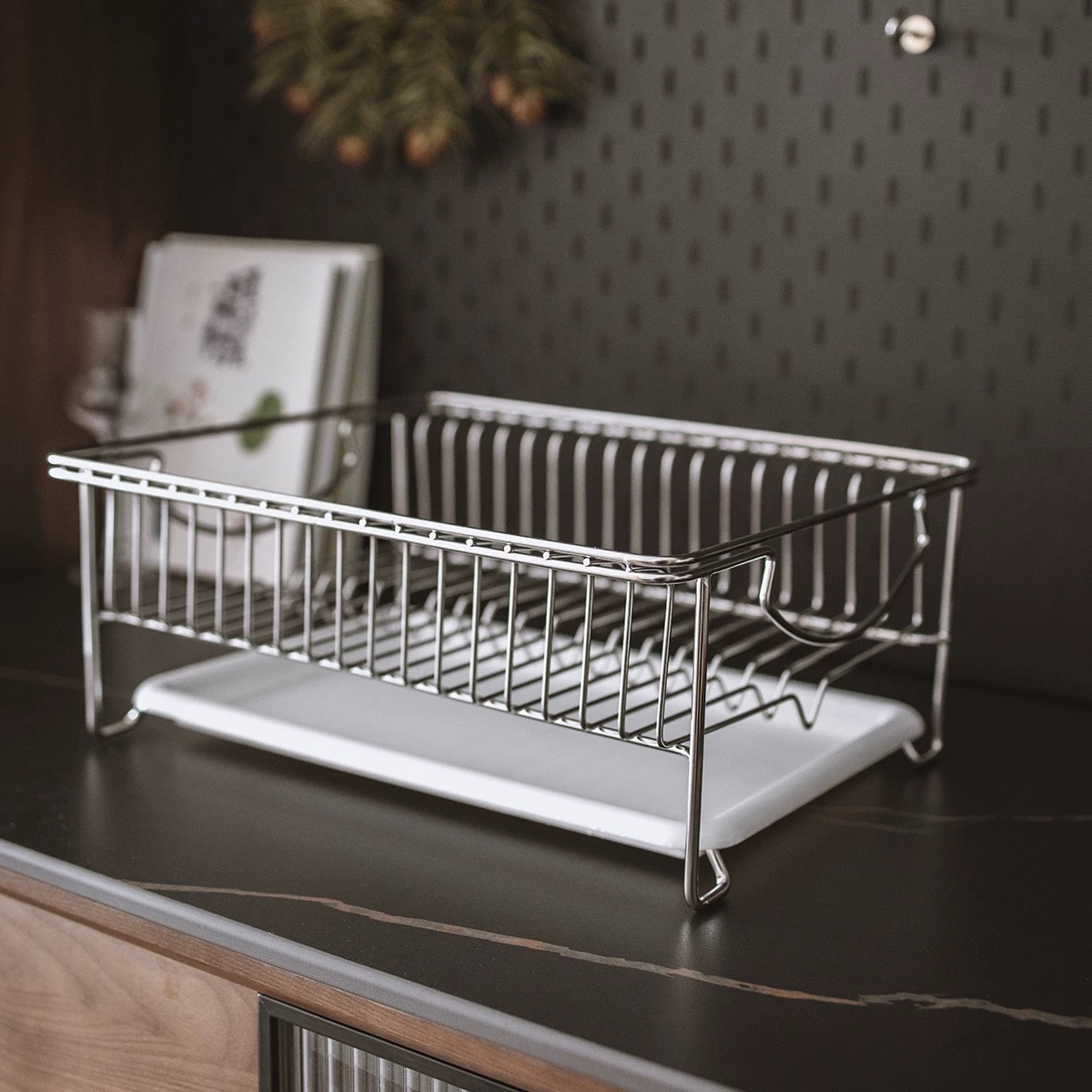 Come si confronta uno scaffale domestico in metallo con uno in legno?